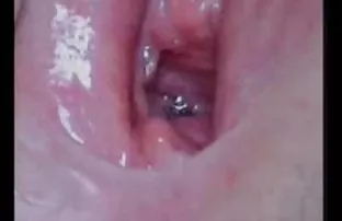 XXX Sering seks dewasa bergambar membelai diri di antara kedua kaki