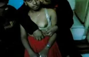 XXX Busty Kerry Lucy bercinta di atas cersek sedarah bergambar meja