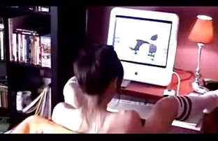 XXX Gadis itu bekerja cerita dewasa bergambar komik di kebun dan mulai lelah